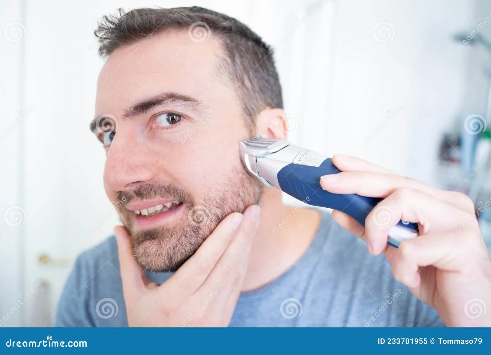 Beard trimmer in use